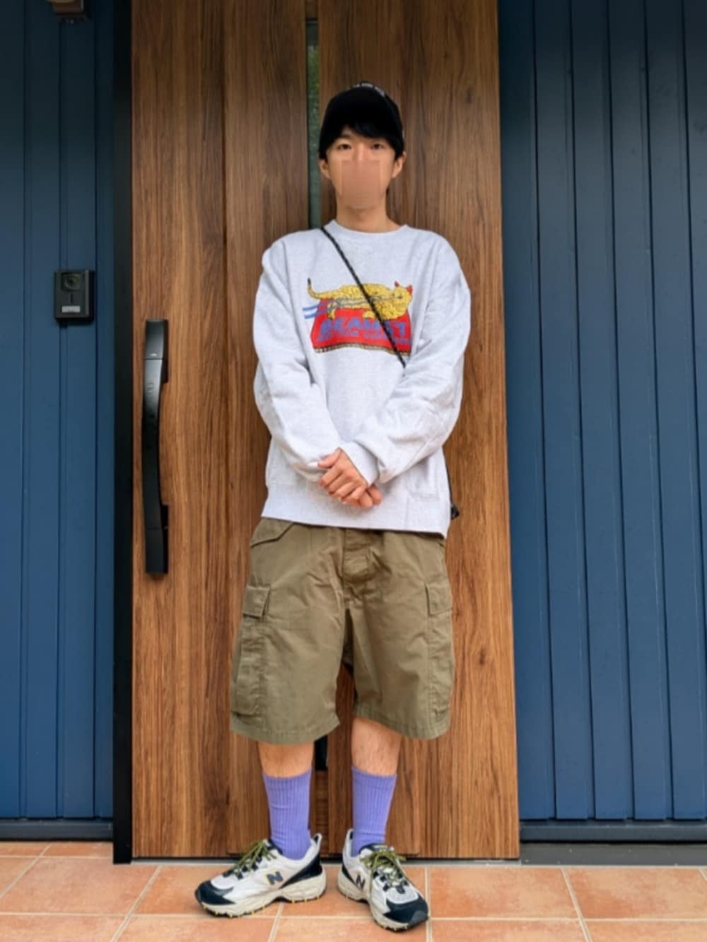 グレー系のスニーカー、グリーン系のカーゴパンツ、グレー系のスウェットを着用したメンズの秋コーディネートの2枚目の写真