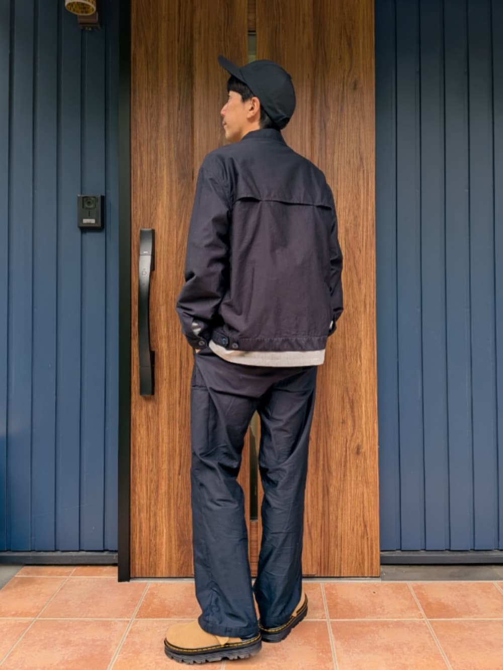 ベージュ系のスリッポン、ブルー系のジャケット/アウター、ブルー系のパンツを着用したメンズの春コーディネートの3枚目の写真