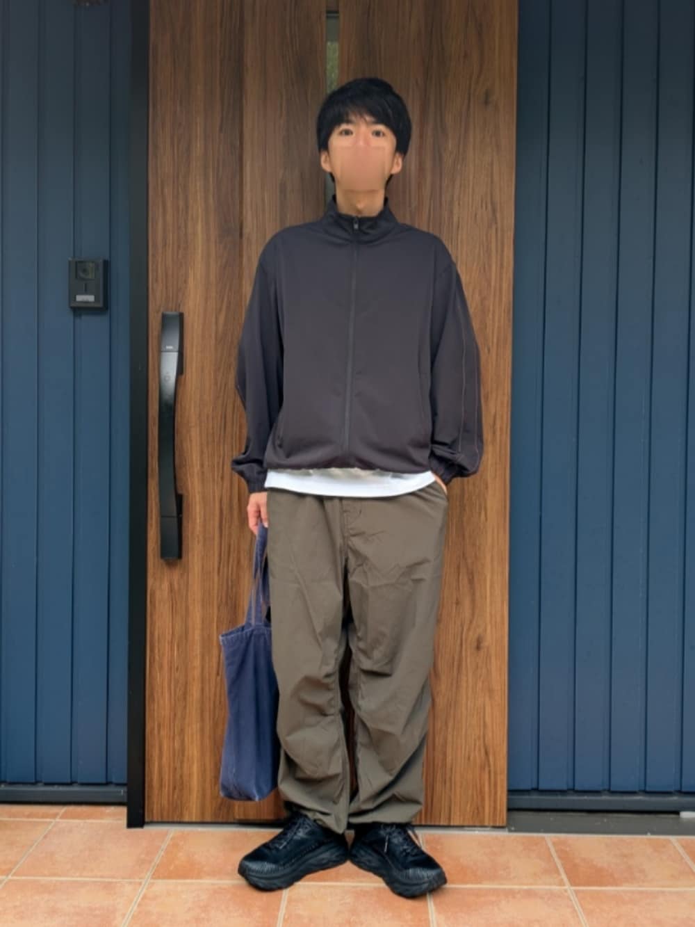 ブラック系のスニーカー、グリーン系のその他パンツ、ブラック系のジャージを着用したメンズの秋コーディネートの2枚目の写真