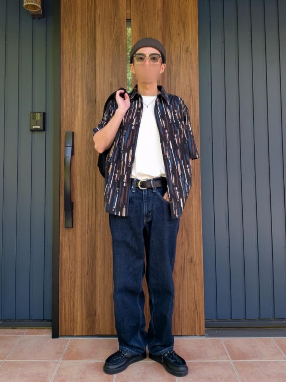 ブラック系のスニーカー、ブルー系のデニムパンツ、ホワイト系のTシャツ/カットソーを着用したメンズの夏コーディネートの5枚目の写真