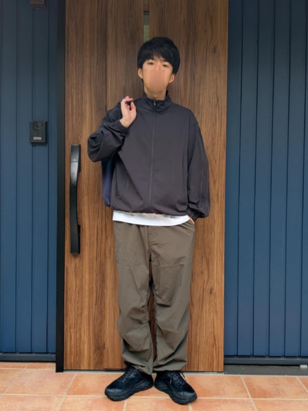 ブラック系のスニーカー、グリーン系のその他パンツ、ブラック系のジャージを着用したメンズの秋コーディネートの5枚目の写真