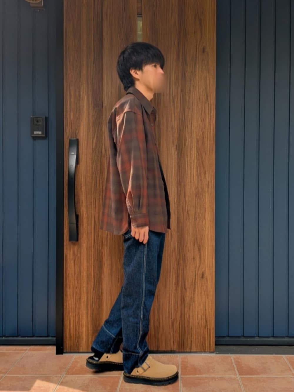 ベージュ系のスリッポン、ブルー系のデニムパンツ、ブラウン系のシャツ/ブラウスを着用したメンズの秋コーディネートの2枚目の写真