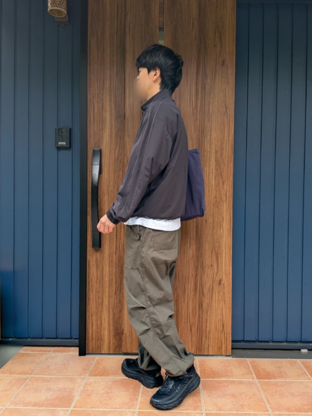 ブラック系のスニーカー、グリーン系のその他パンツ、ブラック系のジャージを着用したメンズの秋コーディネートの3枚目の写真