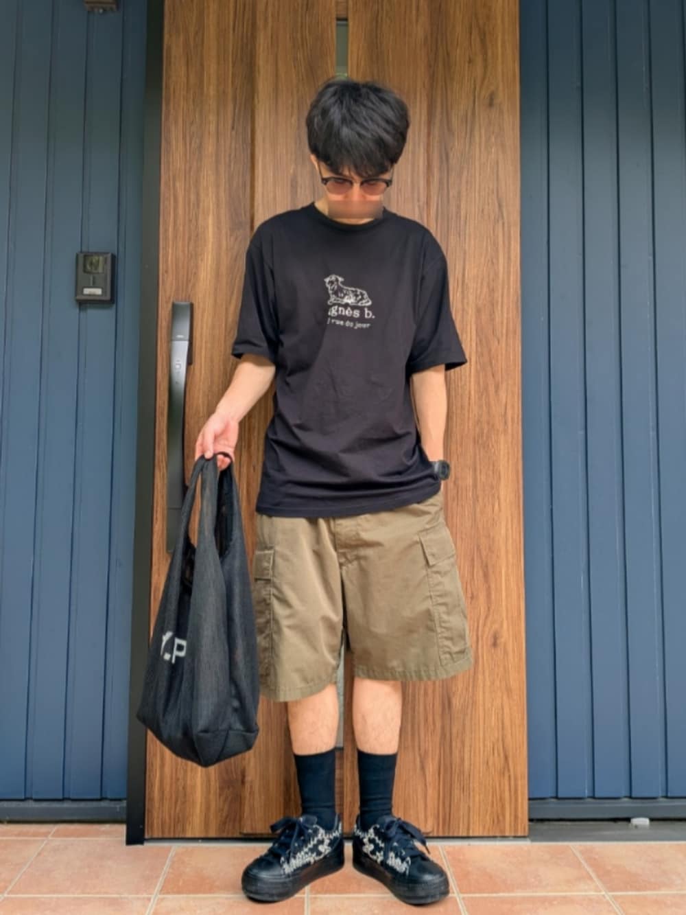 ブラック系のスニーカー、グリーン系のカーゴパンツ、ブラック系のショルダーバッグを着用したメンズの夏コーディネートの4枚目の写真