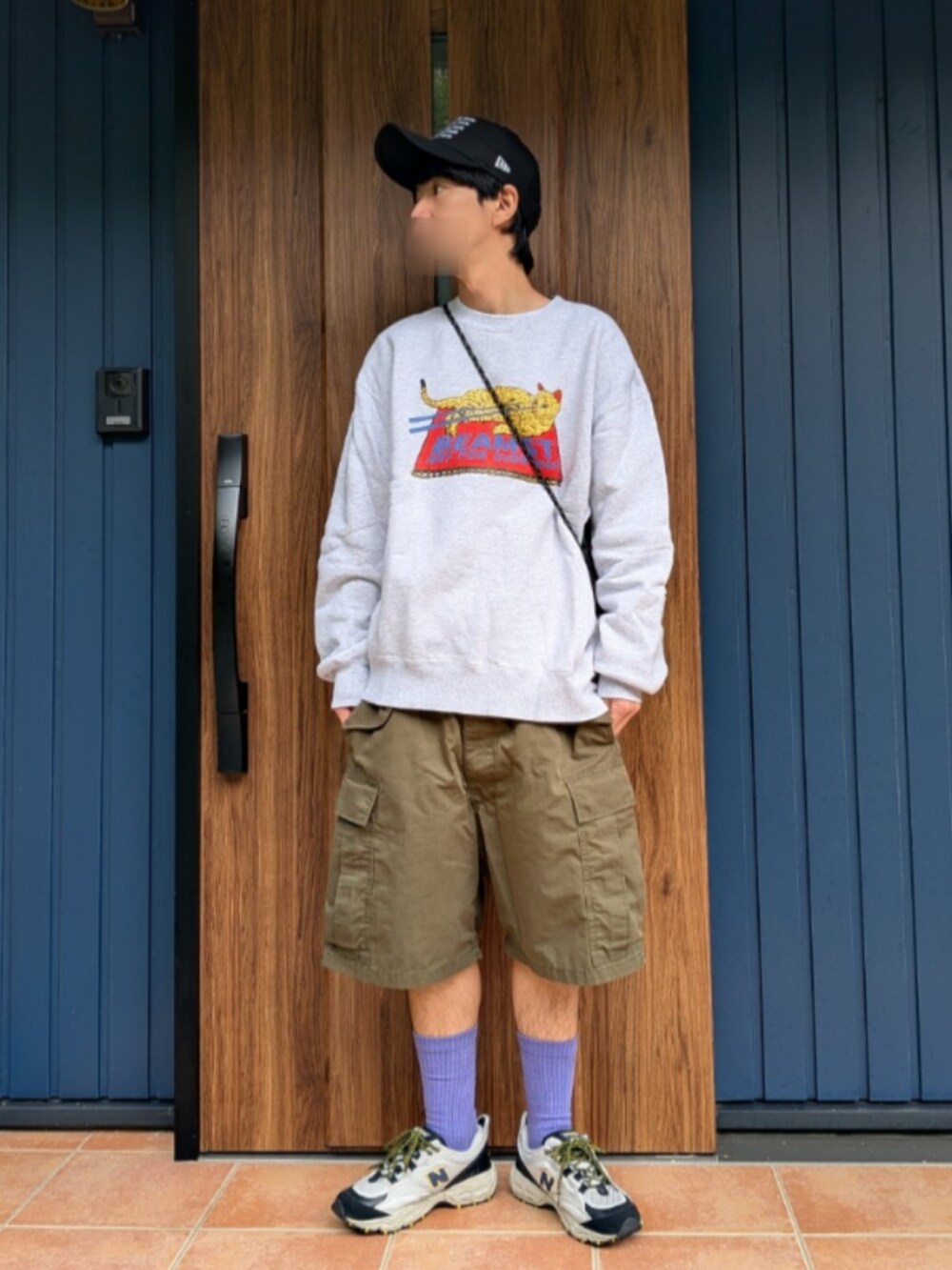 グレー系のスニーカー、グリーン系のカーゴパンツ、グレー系のスウェットを着用したメンズの秋コーディネートの5枚目の写真