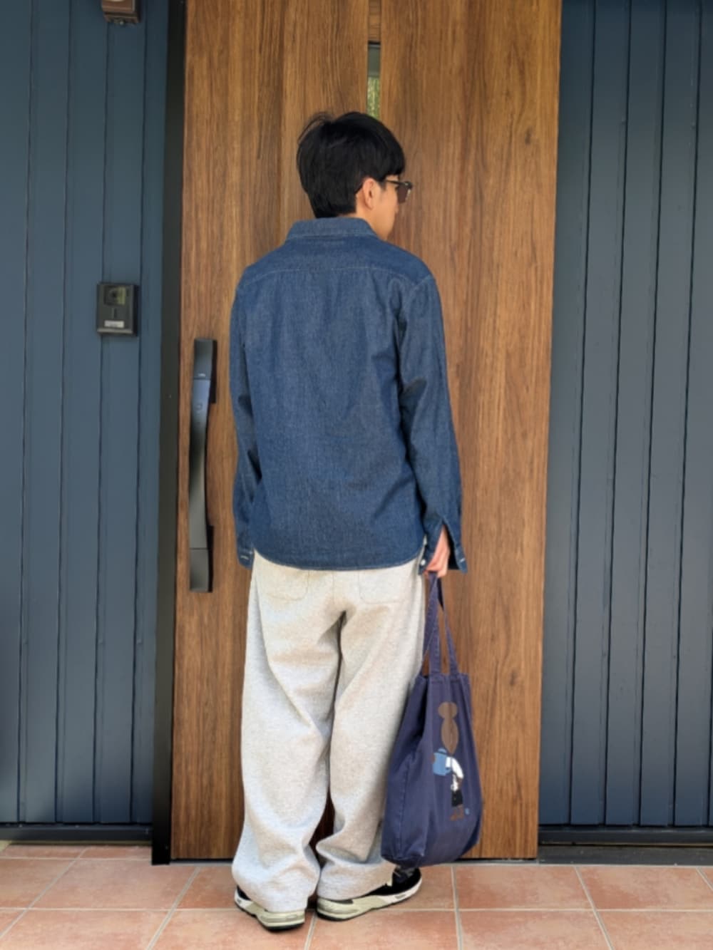 ブルー系のスニーカー、グレー系のスウェットパンツ、ホワイト系のTシャツ/カットソーを着用したメンズの秋コーディネートの4枚目の写真