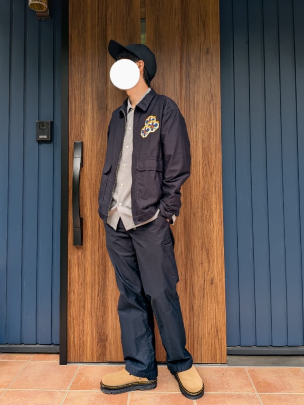 ベージュ系のスリッポン、ブルー系のジャケット/アウター、ブルー系のパンツを着用したメンズの春コーディネートの2枚目の写真