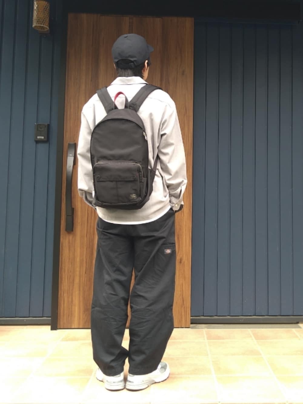 グレー系のスニーカー、グレー系のシャツ/ブラウス、ブラック系のその他パンツを着用したメンズの春コーディネートの3枚目の写真