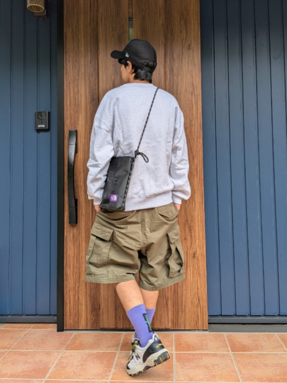 グレー系のスニーカー、グリーン系のカーゴパンツ、グレー系のスウェットを着用したメンズの秋コーディネートの3枚目の写真