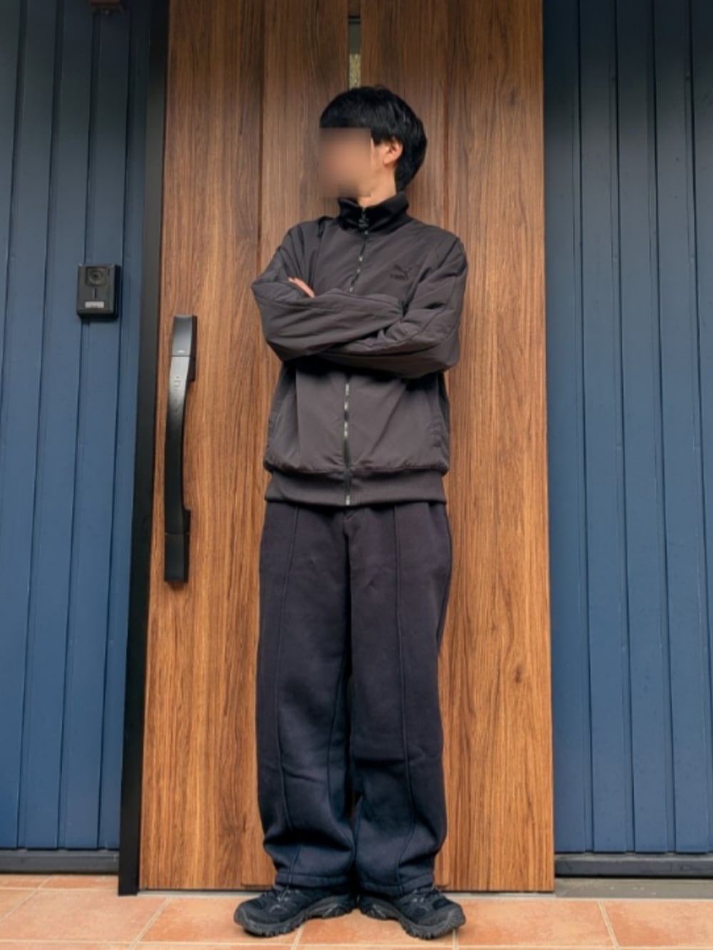 ブラック系のスニーカー、ブルー系のスウェットパンツ、ブラック系のブルゾンを着用したメンズの春コーディネートの5枚目の写真