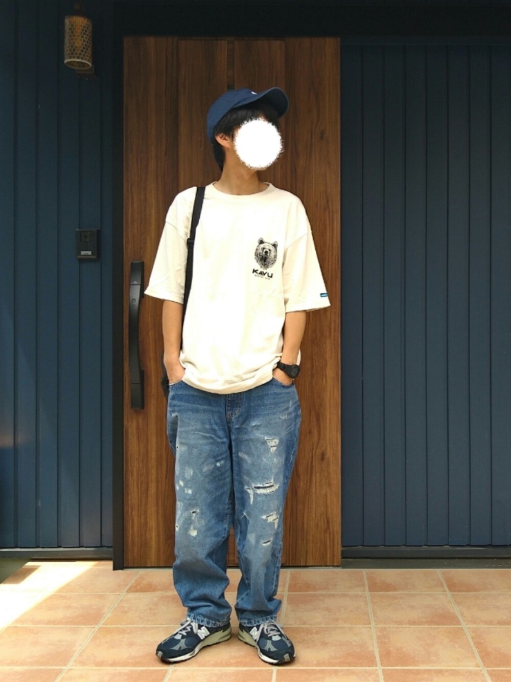 ブルー系のスニーカー、ホワイト系のTシャツ/カットソー、ブルー系のデニムパンツを着用したメンズの夏コーディネートの4枚目の写真