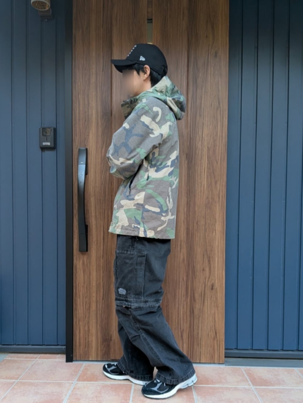 ブラック系のスニーカー、ブラック系のデニムパンツ、その他のマウンテンパーカーを着用したメンズの冬コーディネートの3枚目の写真