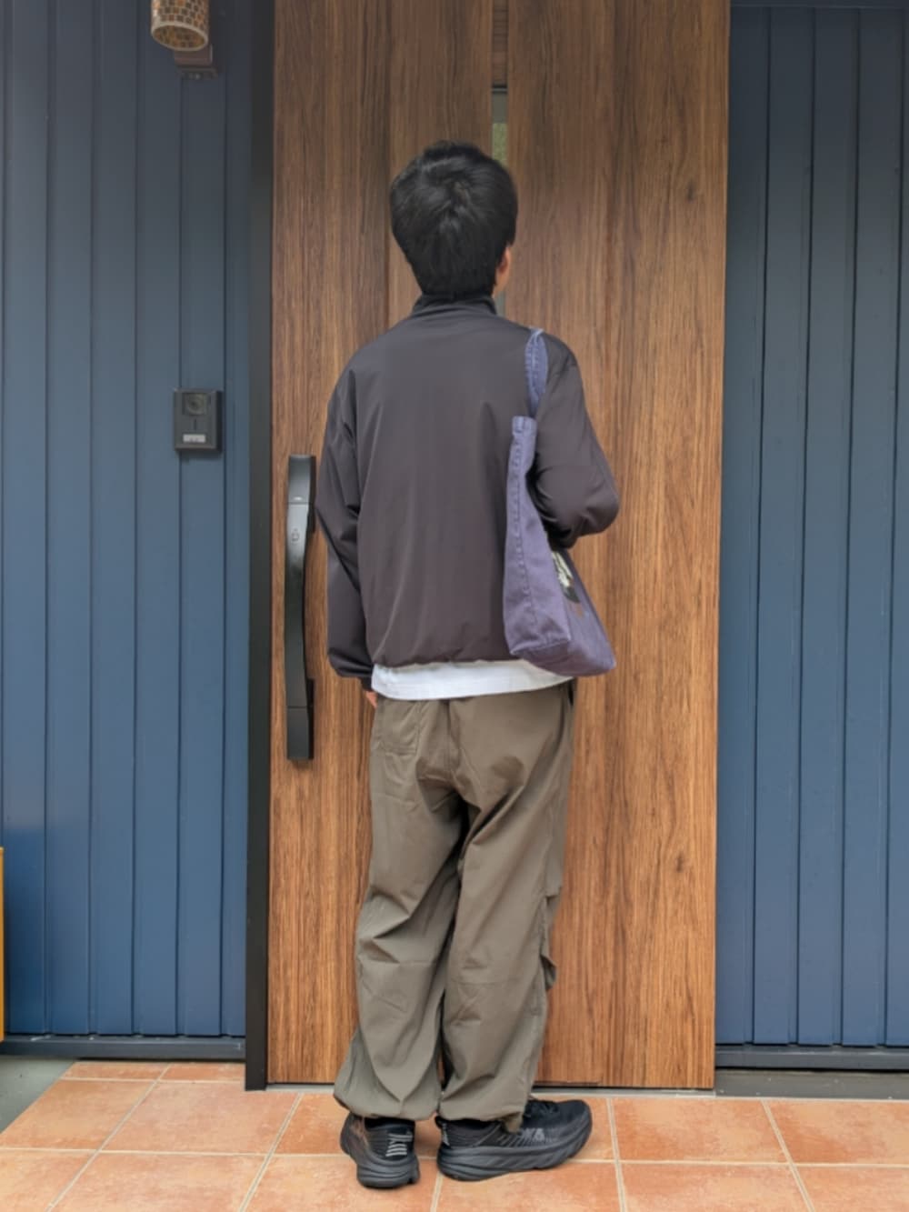 ブラック系のスニーカー、グリーン系のその他パンツ、ブラック系のジャージを着用したメンズの秋コーディネートの4枚目の写真