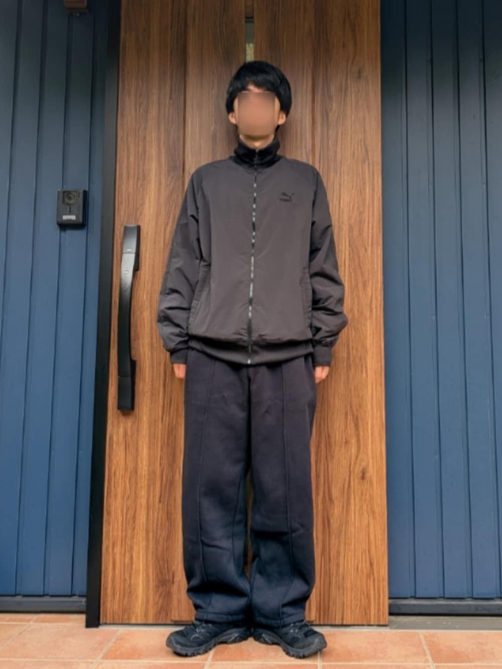 ブラック系のスニーカー、ブルー系のスウェットパンツ、ブラック系のブルゾンを着用したメンズの春コーディネートの4枚目の写真