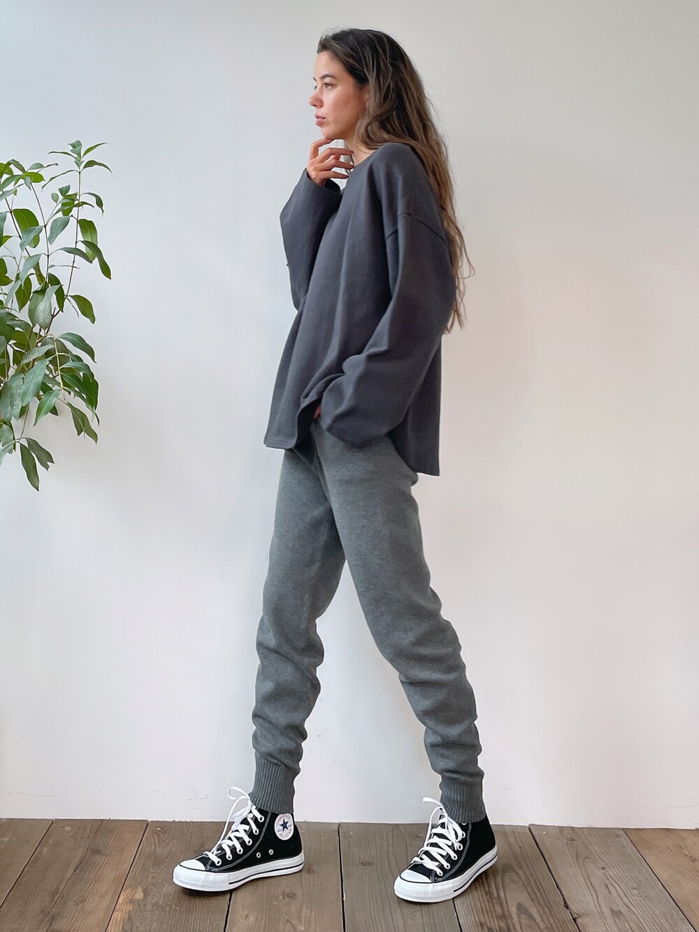 グレー系のTシャツ/カットソー、グレー系のその他パンツを着用したレディースの冬コーディネートの2枚目の写真