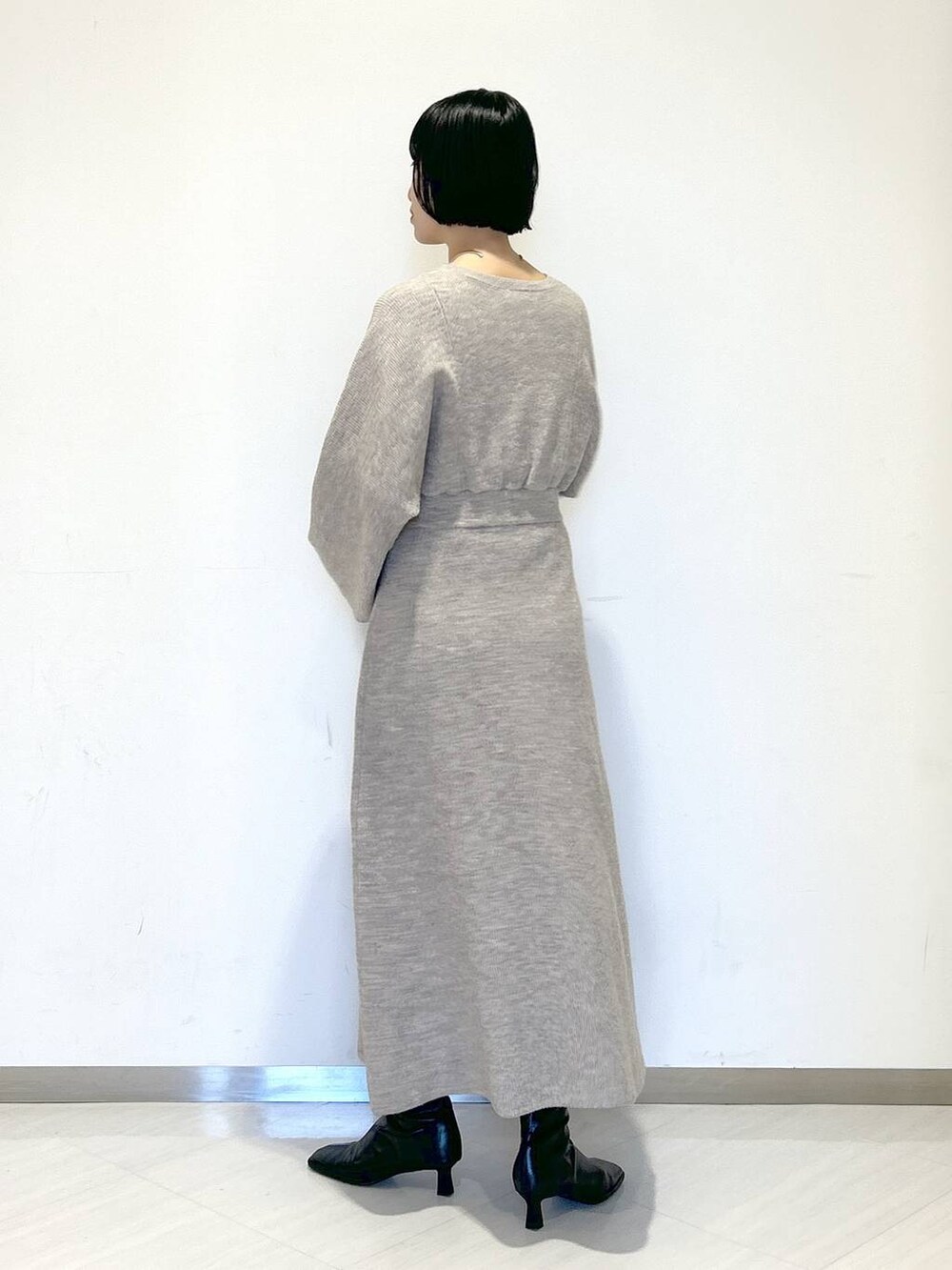 「ショートブーツ、SNAP_apart by lowrys、冬コーデ、お仕事コーデ_apart by lowrys、デート/ロマンティック、楽ちんコーデ、ワンピース、ネックレス、オーバーサイズ、カジュアル、女子ウケ、apart by lowrys」｜「A part byのネックカフ（ネックレス、シルバー系）」を使った、sakiさん（レディース・162cm）の冬コーディネートの3枚目の写真