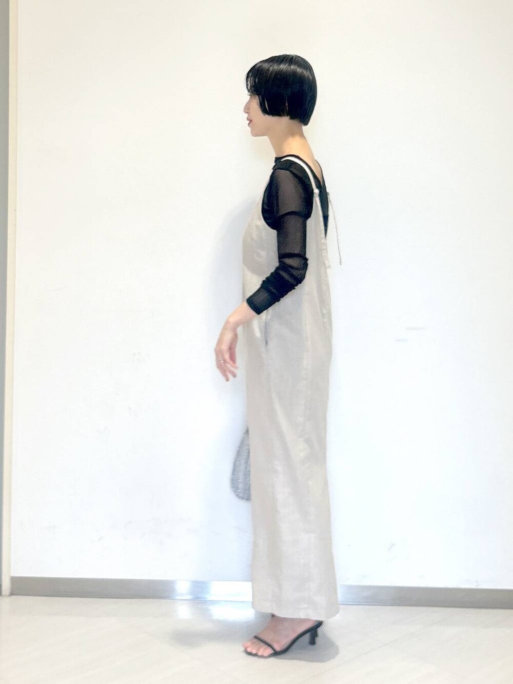「オーバーサイズ、カジュアル、女子ウケ、apart by lowrys、SNAP_apart by lowrys、夏コーデ、お仕事コーデ_apart by lowrys、デートコーデ、シアートップス、ワンピース、バッグ、サンダル」｜「A part byのチュールタイト_長袖（Tシャツ/カットソー、ブラック系）」を使った、sakiさん（レディース・162cm）の春コーディネートの2枚目の写真