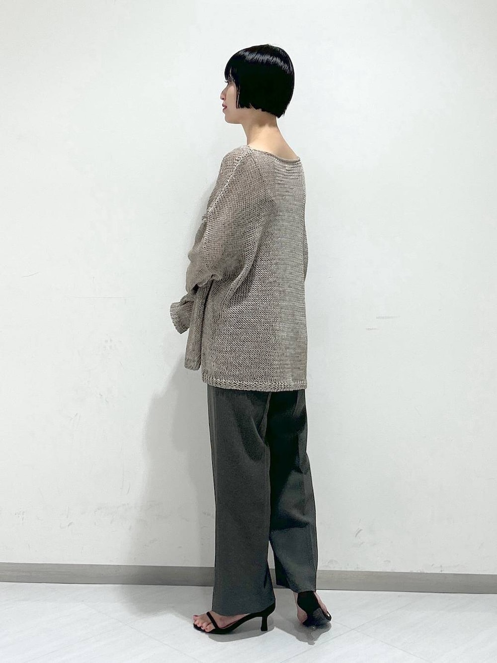 「オーバーサイズ、カジュアル、女子ウケ、夏コーデ、apart by lowrys、SNAP_apart by lowrys、お仕事コーデ_apart by lowrys、楽ちんコーデ、スラックス、ニット、サンダル」｜「A part byのナローストラップヒールサンダル（サンダル、ブラウン系）」を使った、sakiさん（レディース・162cm）の夏コーディネートの2枚目の写真