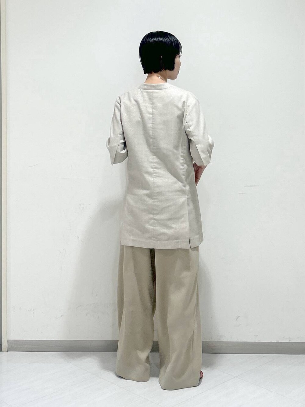 「オーバーサイズ、カジュアル、女子ウケ、apart by lowrys、SNAP_apart by lowrys、夏コーデ、お仕事コーデ_apart by lowrys、楽ちんコーデ、スラックス、ジャケット、ネックレス、サンダル」｜「A part byのネックカフ（ネックレス、シルバー系）」を使った、sakiさん（レディース・162cm）の夏コーディネートの3枚目の写真