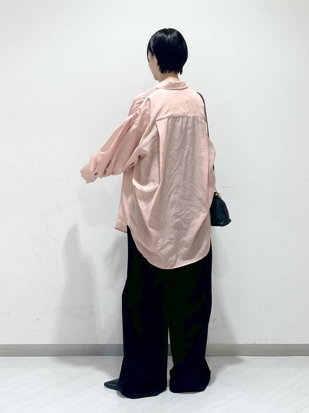 「apart by lowrys、SNAP_apart by lowrys、春コーデ、お仕事コーデ_apart by lowrys、サロペット、シャツ、フラットシューズ、バッグ、オーバーサイズ、カジュアル、女子ウケ、デートコーデ」｜「A part byの≪追加1≫シアーオーバーシャツ（シャツ/ブラウス、ピンク系）」を使った、sakiさん（レディース・162cm）の春コーディネートの3枚目の写真