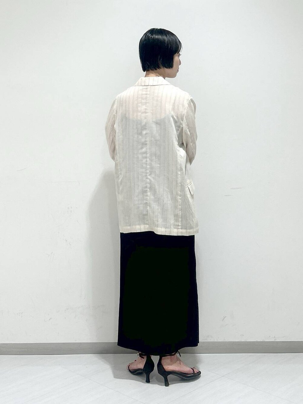 「オーバーサイズ、カジュアル、女子ウケ、apart by lowrys、SNAP_apart by lowrys、夏コーデ、お仕事コーデ_apart by lowrys、デートコーデ、楽ちんコーデ、スカート、ジャケット、ネックレス、サンダル」｜「A part byのネックカフ（ネックレス、シルバー系）」を使った、sakiさん（レディース・162cm）の夏コーディネートの3枚目の写真