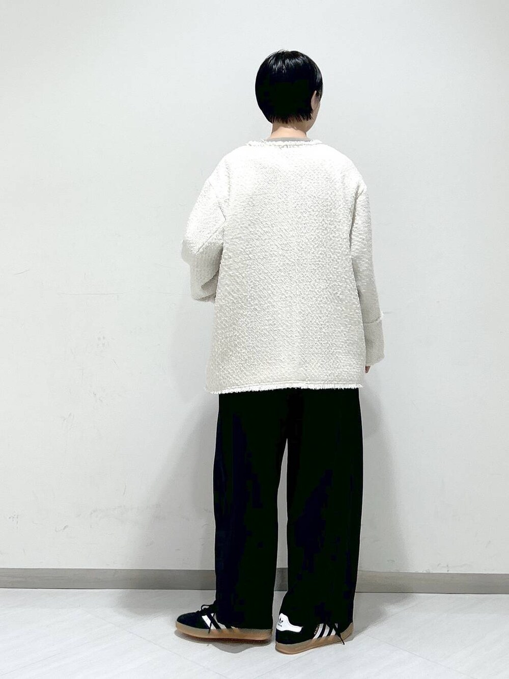 「apart by lowrys、オーバーサイズ、カジュアル、女子ウケ、SNAP_apart by lowrys、春コーデ、休日コーデ、楽ちんコーデ、デートコーデ、デニムパンツ、ロンT、ジャケット、スニーカー」｜「A part byのApbコクーンデニムパンツ（デニムパンツ、ブラック系）」を使った、sakiさん（レディース・162cm）の春コーディネートの2枚目の写真