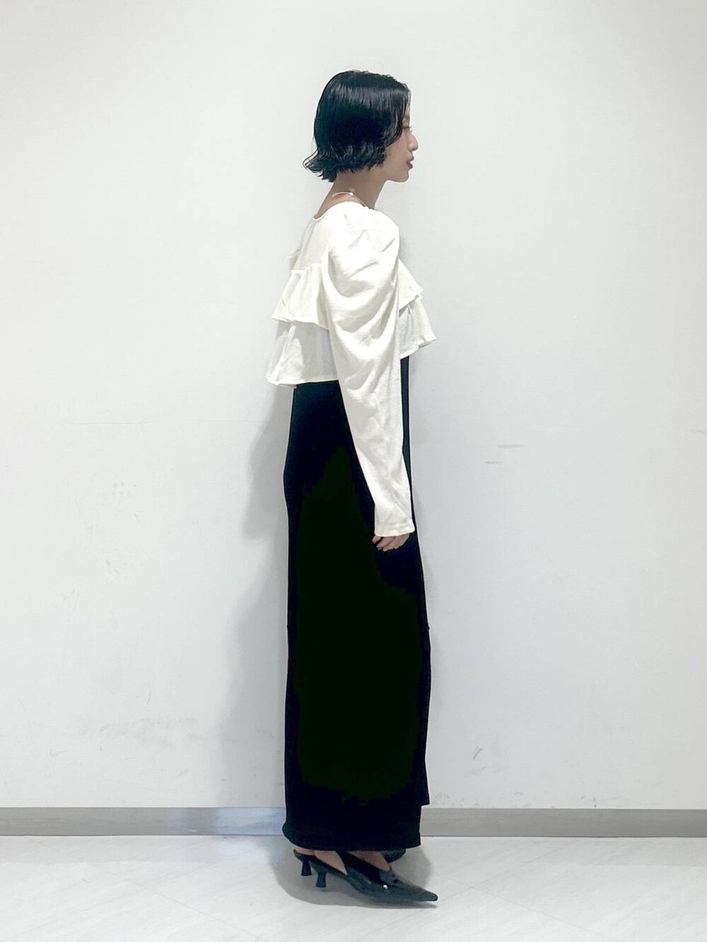 「お仕事コーデ_apart by lowrys、結婚式2次会、ワンピース、ネックレス、パンプス、オーバーサイズ、カジュアル、女子ウケ、apart by lowrys、SNAP_apart by lowrys、秋コーデ」｜「A part byのバックスリングシューズ（パンプス、ブラック系）」を使った、sakiさん（レディース・162cm）の秋コーディネートの2枚目の写真