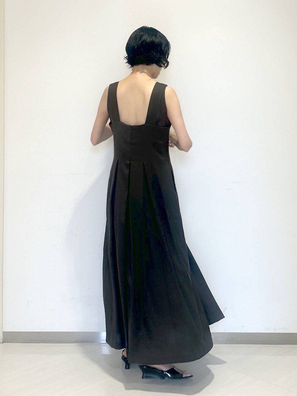 「カジュアル、ワンピース、ネックレス、サンダル、オーバーサイズ、女子ウケ、apart by lowrys、SNAP_apart by lowrys、夏コーデ、お仕事コーデ_apart by lowrys、デート/ロマンティック、楽ちんコーデ」｜「A part byのウェッジヒールミュ－ル（サンダル、ブラック系）」を使った、sakiさん（レディース・162cm）の夏コーディネートの2枚目の写真
