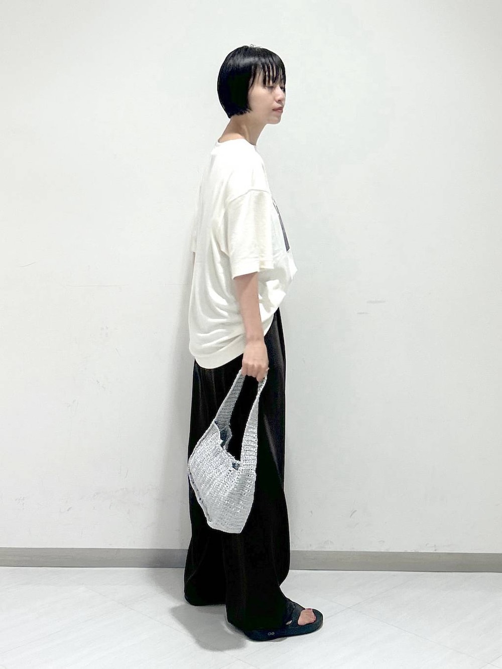 「オーバーサイズ、カジュアル、女子ウケ、apart by lowrys、SNAP_apart by lowrys、夏コーデ、楽ちんコーデ、休日コーデ、スラックス、Tシャツ、バッグ」｜「A part byのメタリックニットバッグ（ハンドバッグ、シルバー系）」を使った、sakiさん（レディース・162cm）の夏コーディネートの2枚目の写真