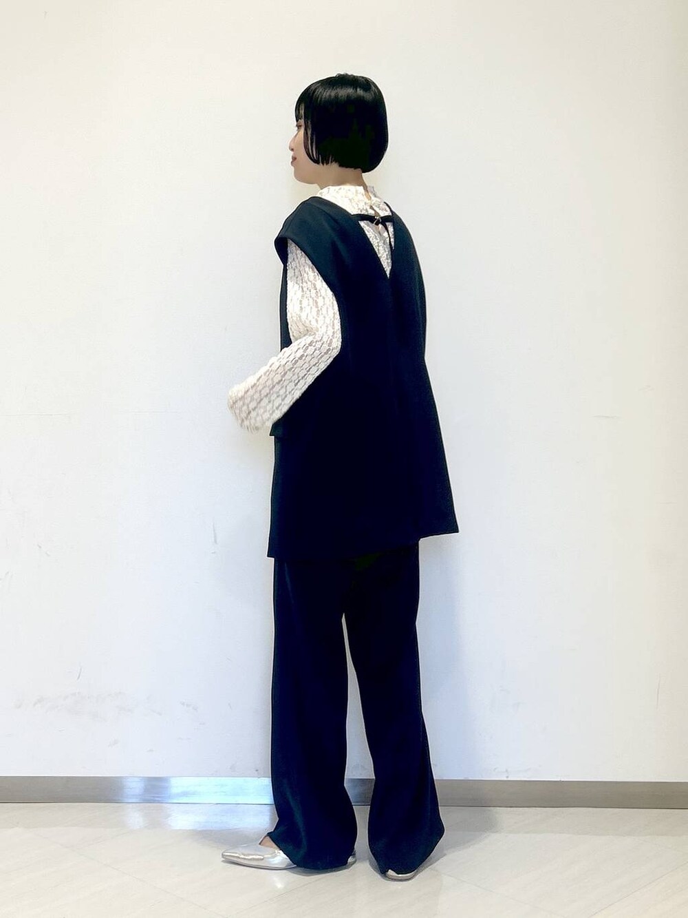 「ベスト、オーバーサイズ、女子ウケ、apart by lowrys、SNAP_apart by lowrys、春コーデ、お仕事コーデ_apart by lowrys、入学式・卒業式、セットアップ、スラックス、フラットシューズ」｜「A part byの【上下セット販売】ベスト＆フレアパンツセットアップ（パンツドレス、ブルー系）」を使った、sakiさん（レディース・162cm）の春コーディネートの2枚目の写真