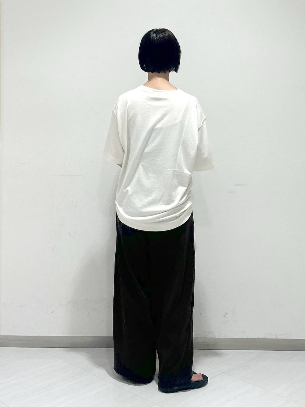 「オーバーサイズ、カジュアル、女子ウケ、apart by lowrys、SNAP_apart by lowrys、夏コーデ、楽ちんコーデ、休日コーデ、スラックス、Tシャツ、バッグ」｜「A part byのメタリックニットバッグ（ハンドバッグ、シルバー系）」を使った、sakiさん（レディース・162cm）の夏コーディネートの3枚目の写真