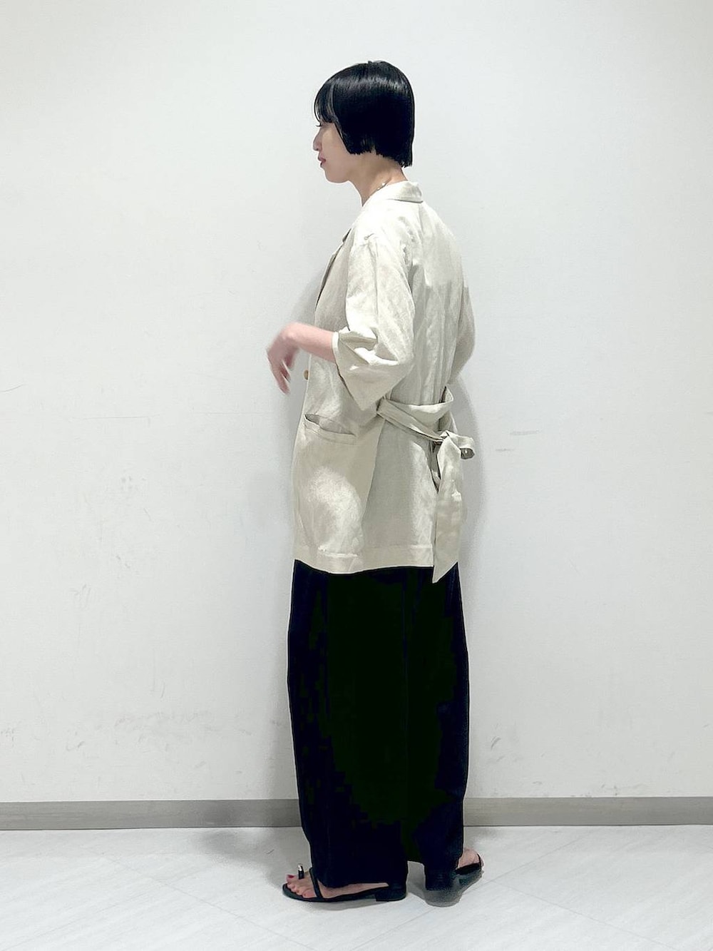 「カジュアル、女子ウケ、apart by lowrys、オーバーサイズ、RSVP、SNAP_apart by lowrys、夏コーデ、お仕事コーデ_apart by lowrys、楽ちんコーデ、パンツ、ジャケット、サンダル、ネックレス」｜「A part byのネックカフ（ネックレス、シルバー系）」を使った、sakiさん（レディース・162cm）の春コーディネートの2枚目の写真