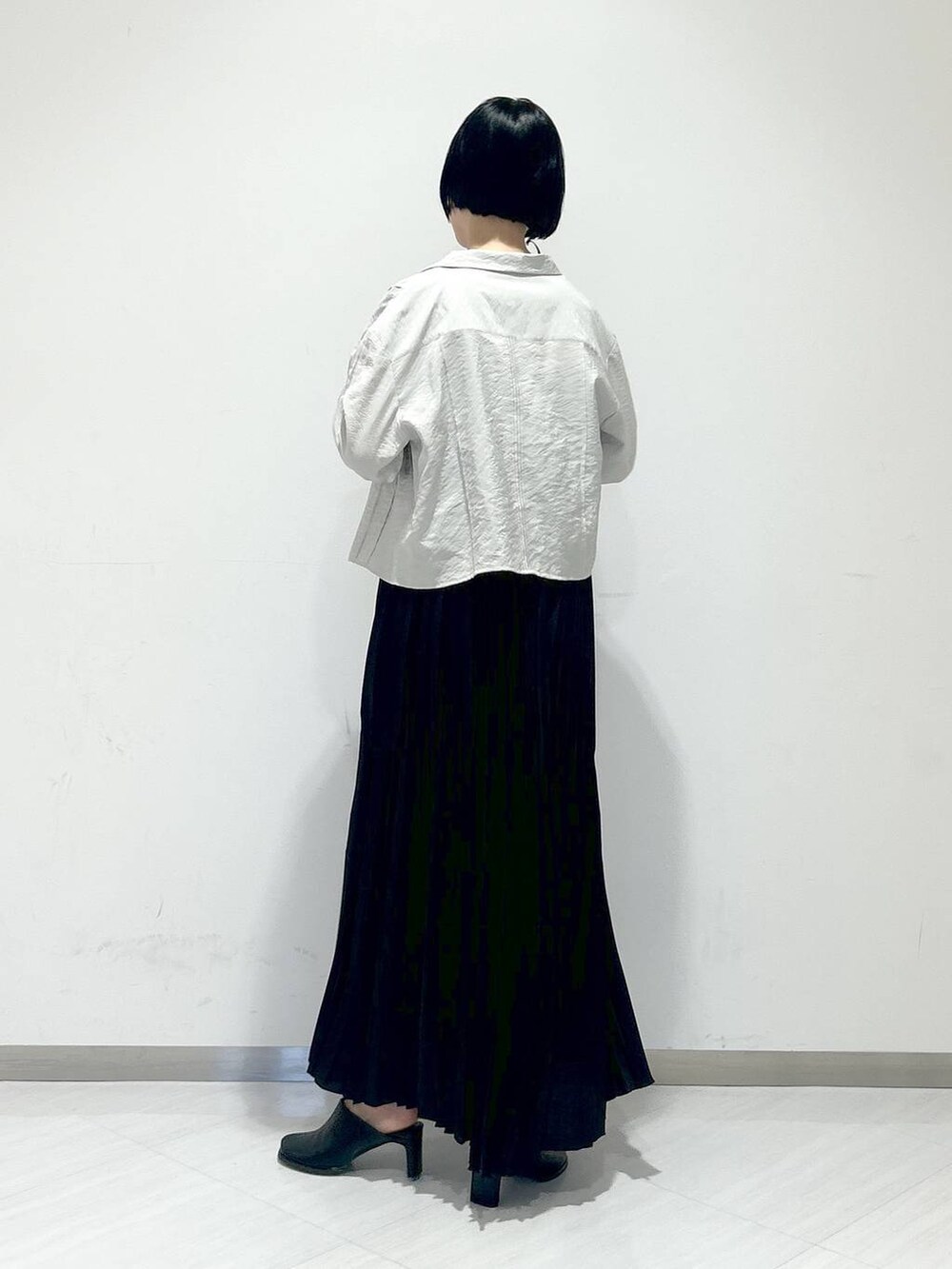 「オーバーサイズ、カジュアル、キャミワンピース、シャツ、ネックレス、サンダル、女子ウケ、apart by lowrys、SNAP_apart by lowrys、春コーデ、お仕事コーデ_apart by lowrys、デート/ロマンティック、楽ちんコーデ」｜「A part byのネックカフ（ネックレス、シルバー系）」を使った、sakiさん（レディース・162cm）の春コーディネートの3枚目の写真