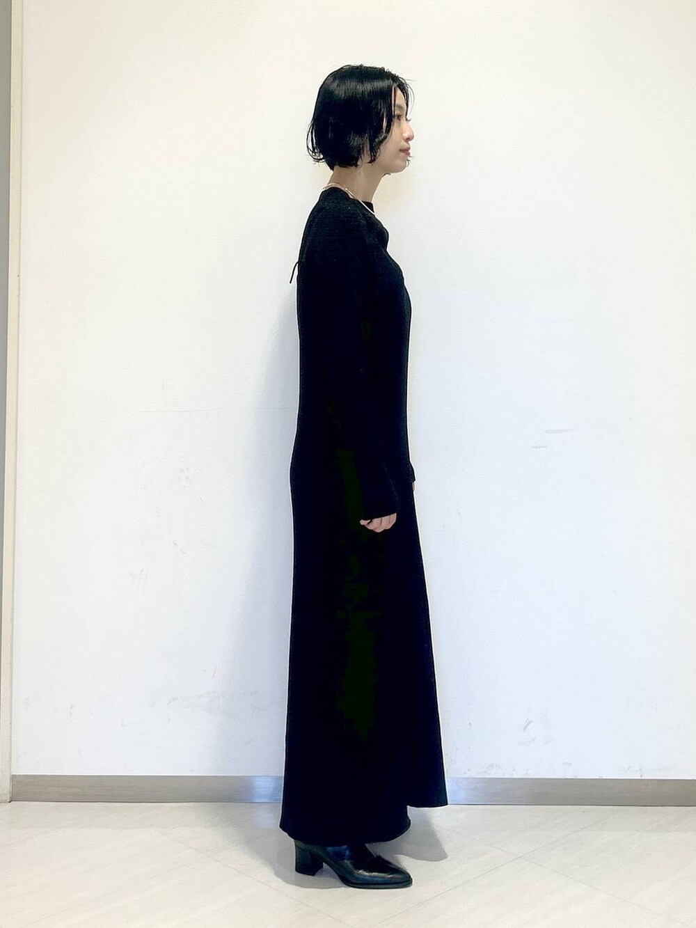 「ワンピース、ネックレス、ショートブーツ、オーバーサイズ、カジュアル、女子ウケ、apart by lowrys、SNAP_apart by lowrys、冬コーデ、デート/ロマンティック、お仕事コーデ_apart by lowrys」｜「A part byのモールニットワンピース（ワンピース、ブラック系）」を使った、sakiさん（レディース・162cm）の冬コーディネートの2枚目の写真