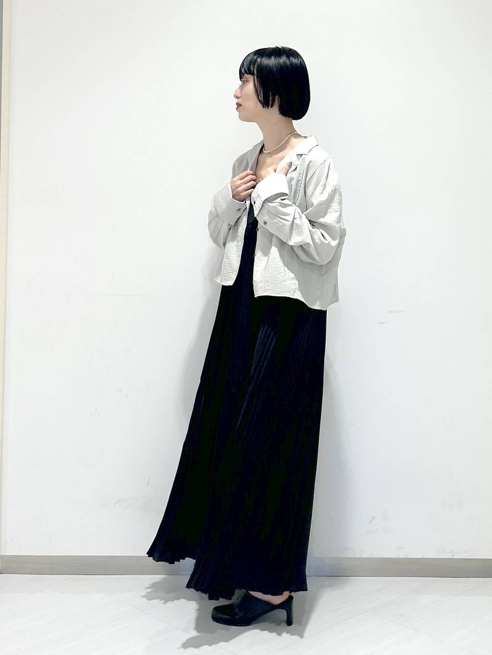 「オーバーサイズ、カジュアル、キャミワンピース、シャツ、ネックレス、サンダル、女子ウケ、apart by lowrys、SNAP_apart by lowrys、春コーデ、お仕事コーデ_apart by lowrys、デート/ロマンティック、楽ちんコーデ」｜「A part byのネックカフ（ネックレス、シルバー系）」を使った、sakiさん（レディース・162cm）の春コーディネートの2枚目の写真