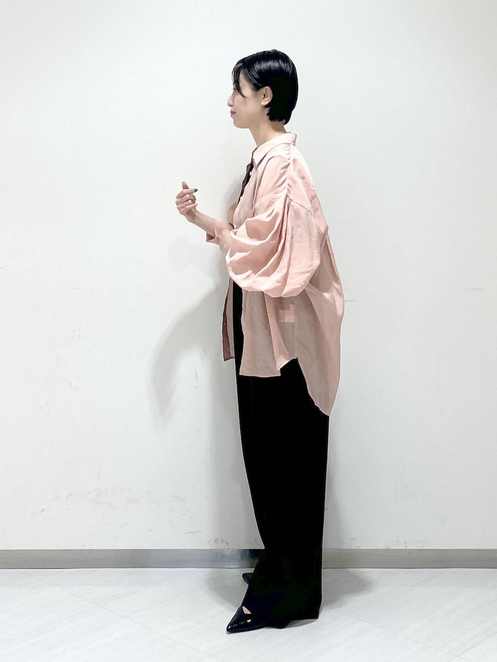 「apart by lowrys、SNAP_apart by lowrys、春コーデ、お仕事コーデ_apart by lowrys、サロペット、シャツ、フラットシューズ、バッグ、オーバーサイズ、カジュアル、女子ウケ、デートコーデ」｜「A part byの≪追加1≫シアーオーバーシャツ（シャツ/ブラウス、ピンク系）」を使った、sakiさん（レディース・162cm）の春コーディネートの2枚目の写真