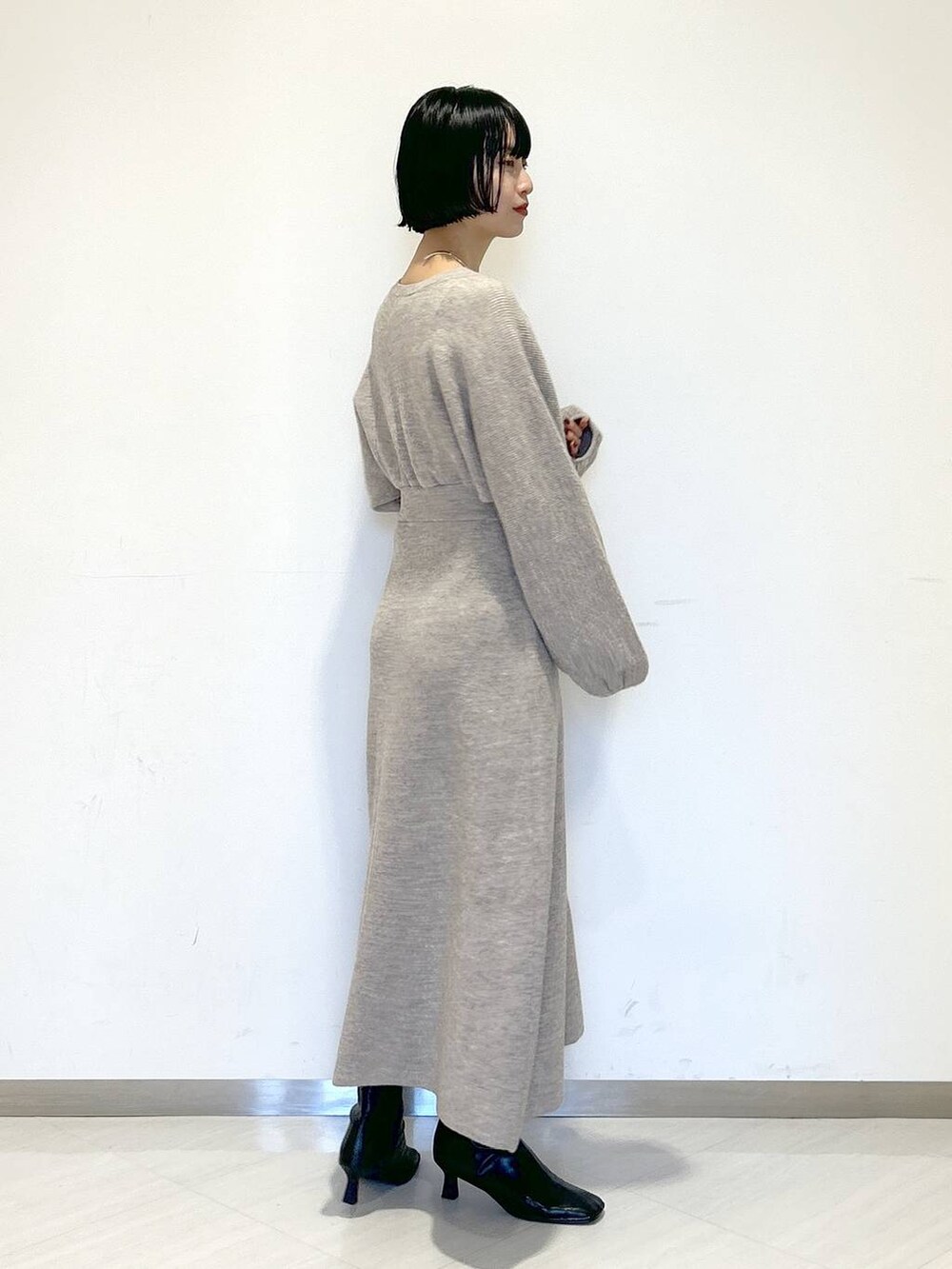 「ショートブーツ、SNAP_apart by lowrys、冬コーデ、お仕事コーデ_apart by lowrys、デート/ロマンティック、楽ちんコーデ、ワンピース、ネックレス、オーバーサイズ、カジュアル、女子ウケ、apart by lowrys」｜「A part byのネックカフ（ネックレス、シルバー系）」を使った、sakiさん（レディース・162cm）の冬コーディネートの2枚目の写真