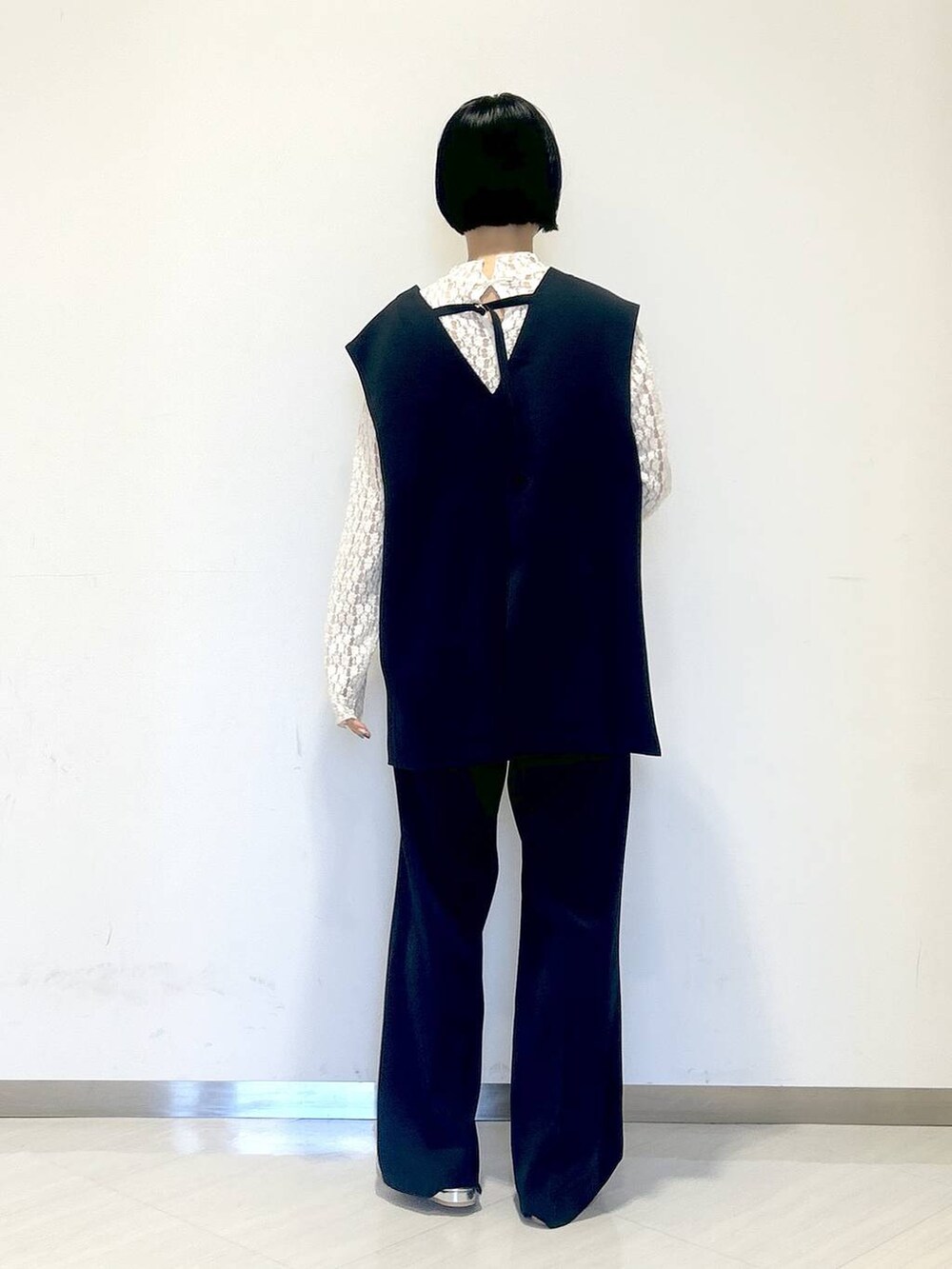 「ベスト、オーバーサイズ、女子ウケ、apart by lowrys、SNAP_apart by lowrys、春コーデ、お仕事コーデ_apart by lowrys、入学式・卒業式、セットアップ、スラックス、フラットシューズ」｜「A part byの【上下セット販売】ベスト＆フレアパンツセットアップ（パンツドレス、ブルー系）」を使った、sakiさん（レディース・162cm）の春コーディネートの3枚目の写真