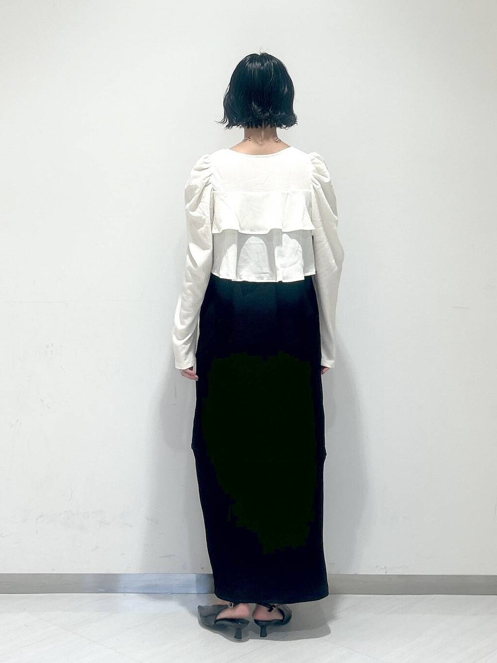 「お仕事コーデ_apart by lowrys、結婚式2次会、ワンピース、ネックレス、パンプス、オーバーサイズ、カジュアル、女子ウケ、apart by lowrys、SNAP_apart by lowrys、秋コーデ」｜「A part byのバックスリングシューズ（パンプス、ブラック系）」を使った、sakiさん（レディース・162cm）の秋コーディネートの3枚目の写真