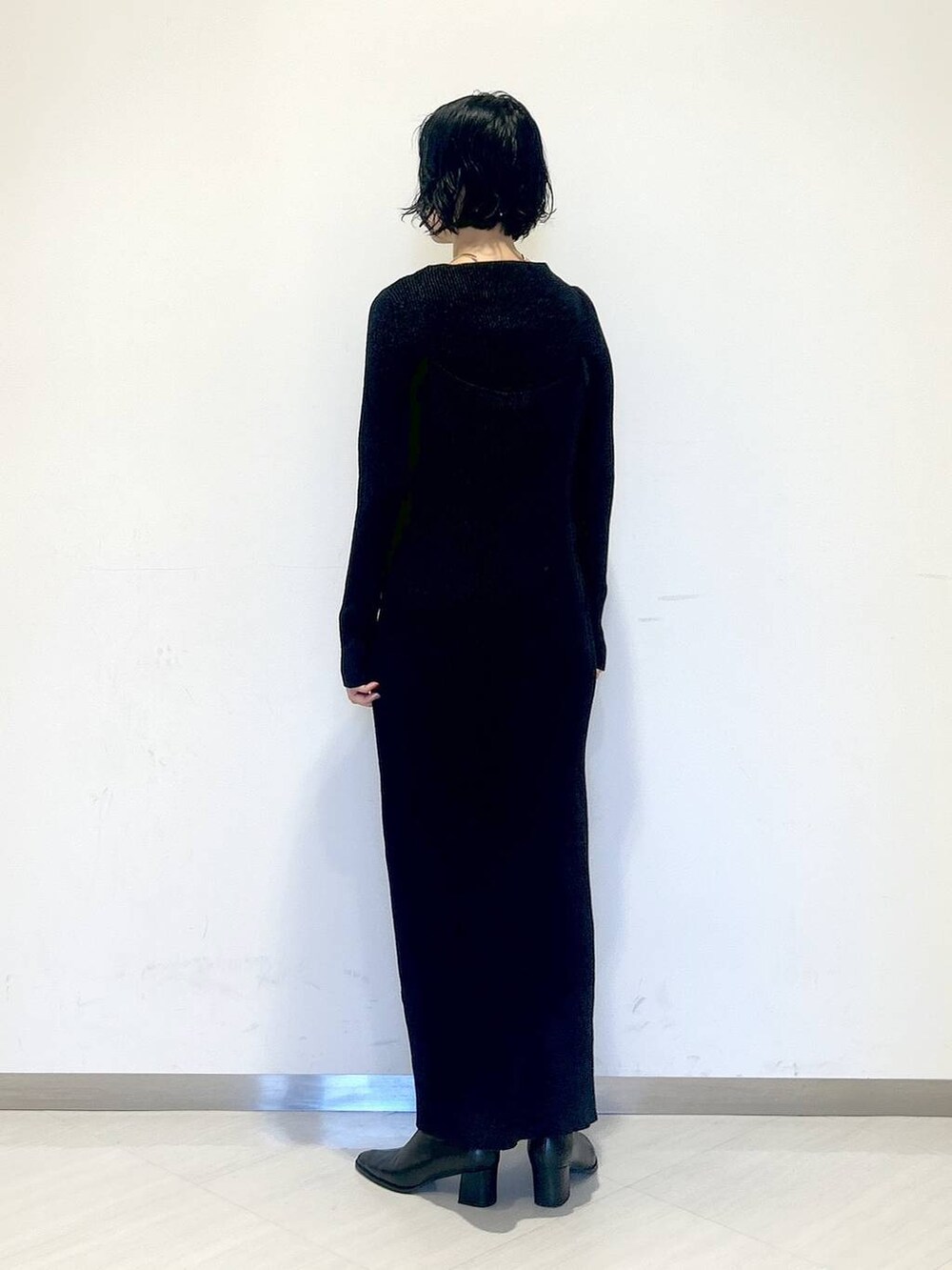 「ワンピース、ネックレス、ショートブーツ、オーバーサイズ、カジュアル、女子ウケ、apart by lowrys、SNAP_apart by lowrys、冬コーデ、デート/ロマンティック、お仕事コーデ_apart by lowrys」｜「A part byのモールニットワンピース（ワンピース、ブラック系）」を使った、sakiさん（レディース・162cm）の冬コーディネートの3枚目の写真