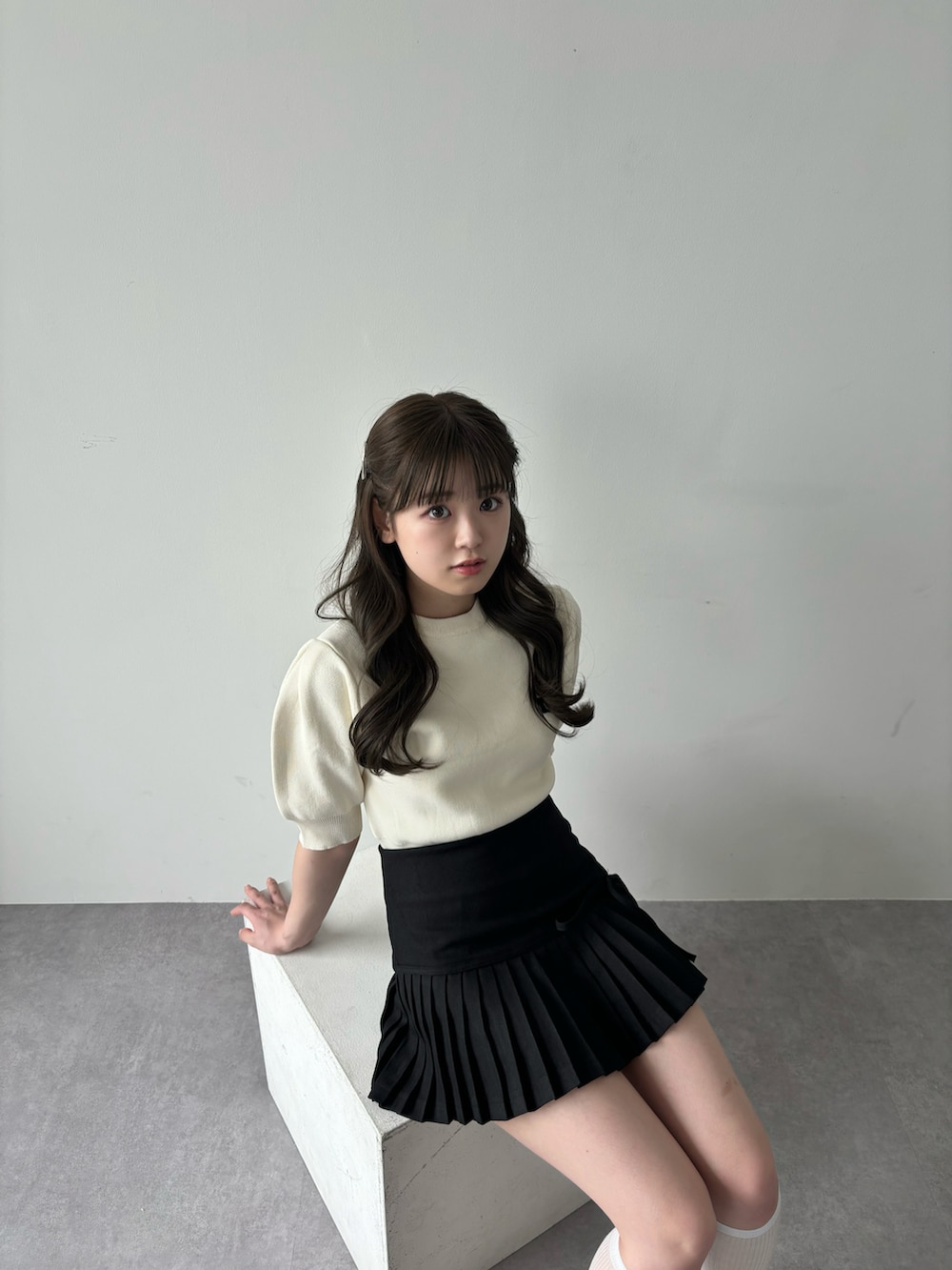「夏コーデ、カジュアルガーリー、スニーカーコーデ、スニーカー、プチプラ、今日のコーデ、プリーツスカート、低身長コーデ、ブラック、ガーリーコーデ」｜「EMODAのコンパクトパフニット（ニット/セーター、ホワイト系）」を使った、まりめろ(中村真凜)さん（レディース・150cm）の夏コーディネートの2枚目の写真