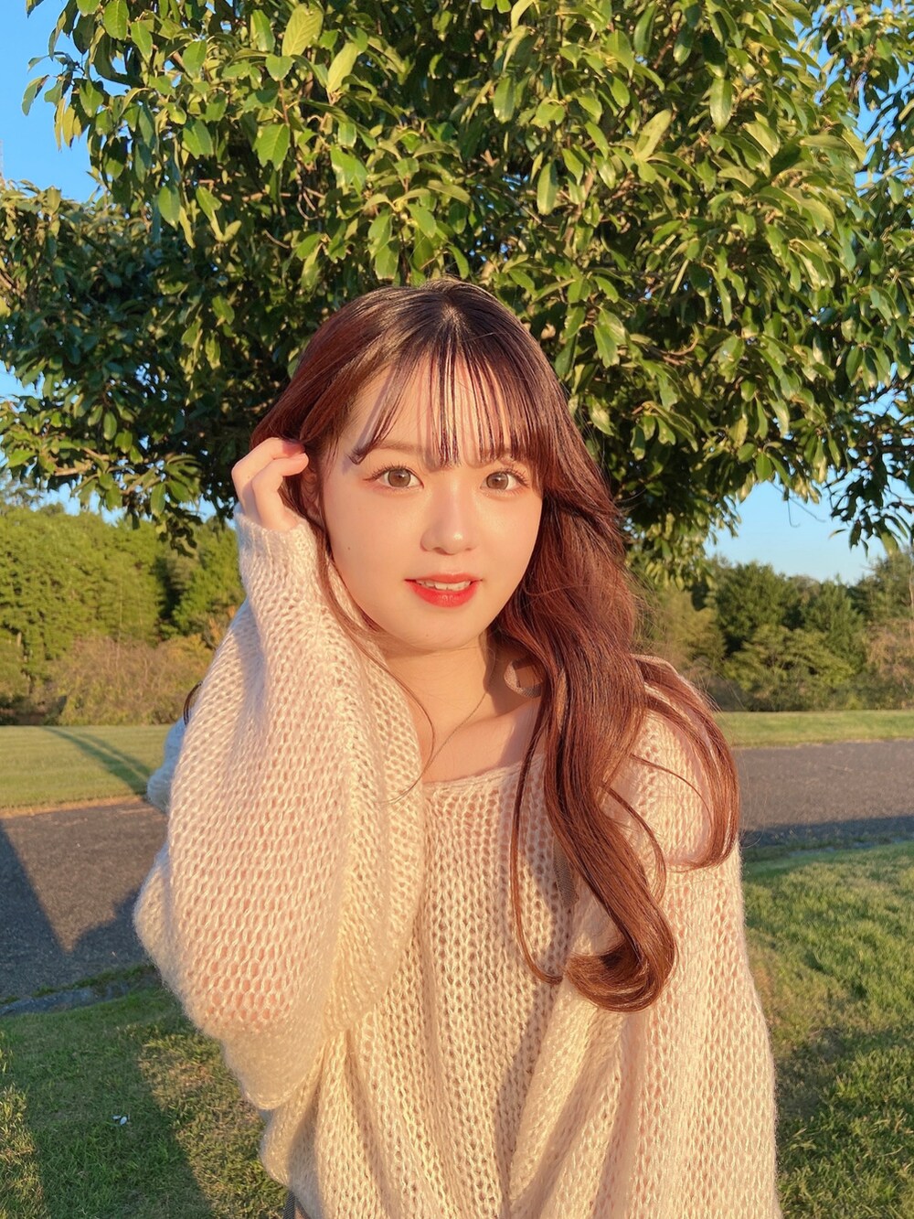 ブラウン系のワンピース、ベージュ系のニット/セーター、ブラウン系のローファーを着用したレディースの秋コーディネートの4枚目の写真