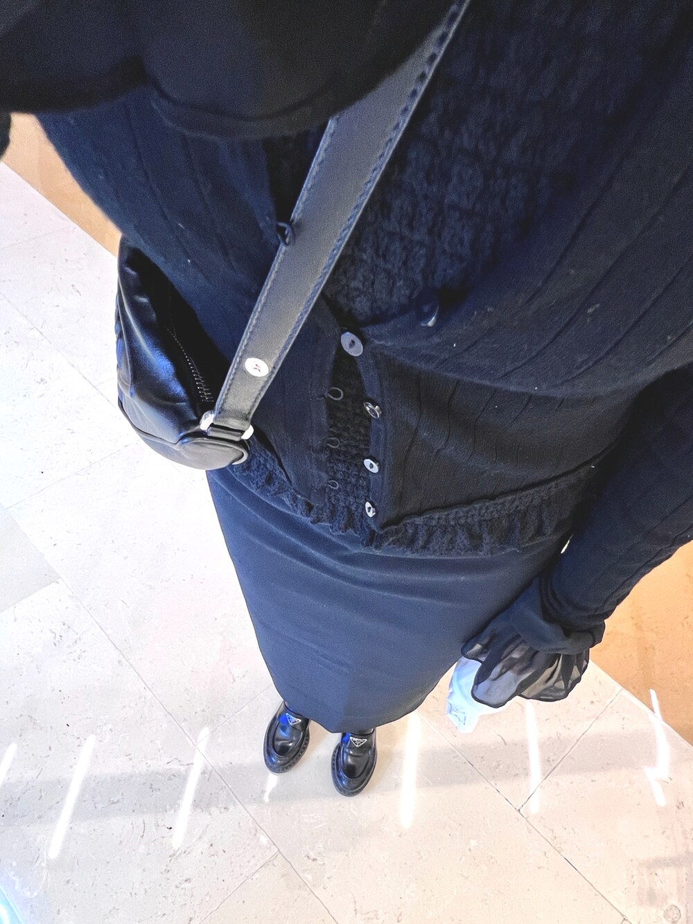 ブラック系のシャツ/ブラウス、ブラック系のアンサンブル、ブラック系のスカートを着用したレディースの春コーディネートの2枚目の写真