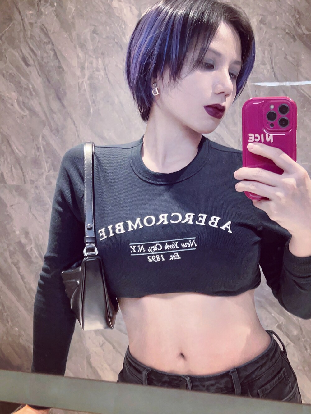 「休日スタイル、春、ootd、春服、PRADA、Abercombie&Fitch、dior vintage、黒」｜「Abercrombie&Fitchのアイテム（カーディガン/ボレロ、ブラック系）」を使った、Móさん（レディース・162cm）の冬コーディネートの2枚目の写真