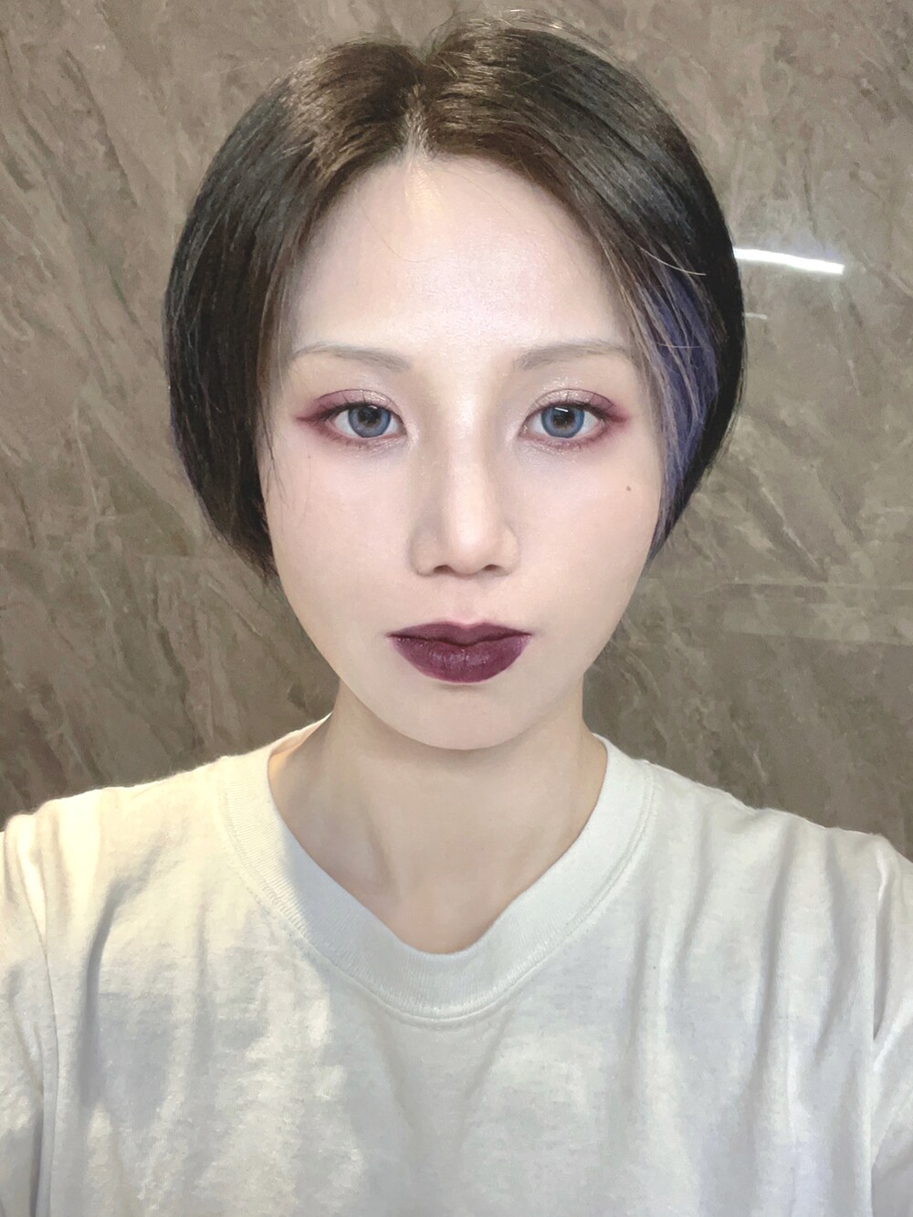 ブラック系のシャツ/ブラウス、ブラック系のアンサンブル、ブラック系のスカートを着用したレディースの春コーディネートの3枚目の写真