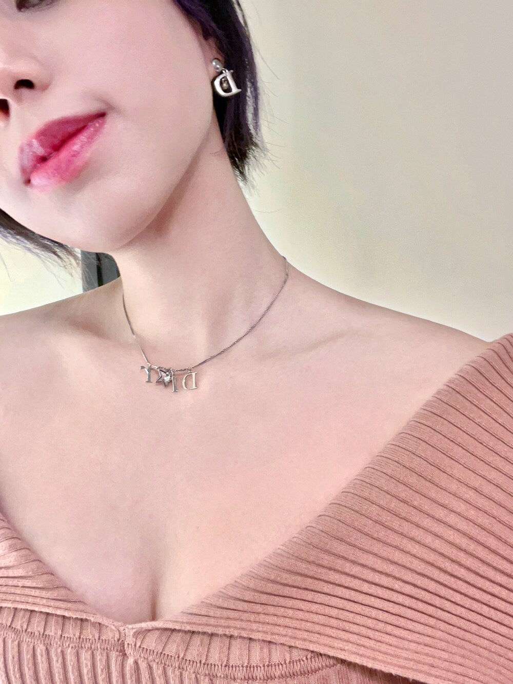 ピンク系のワンピース、ブラウン系のショルダーバッグ、ブラック系のローファーを着用したレディースの冬コーディネートの5枚目の写真