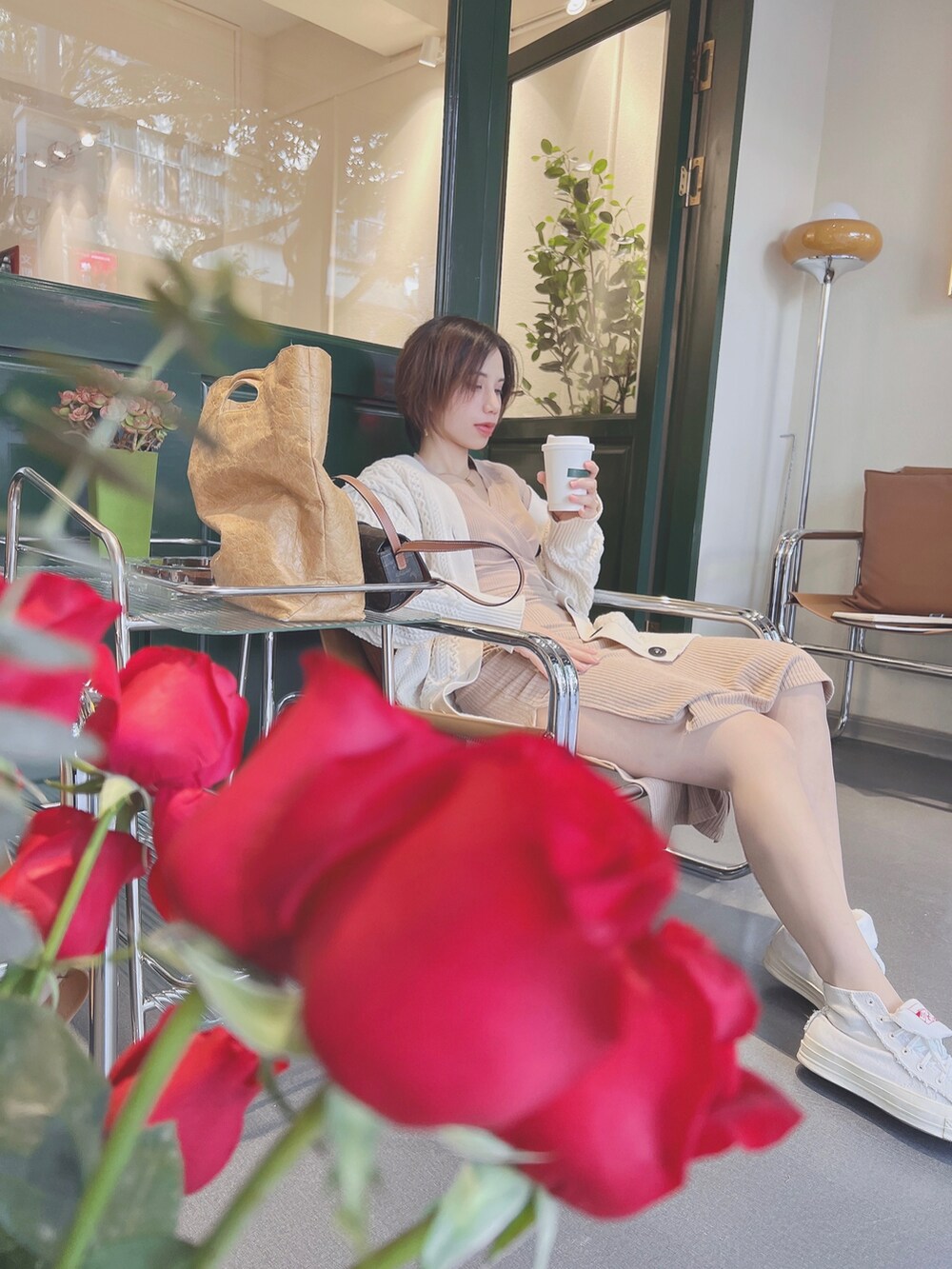 ホワイト系のアンサンブル、ベージュ系のニット/セーター、ベージュ系のスカートを着用したレディースの春コーディネートの2枚目の写真