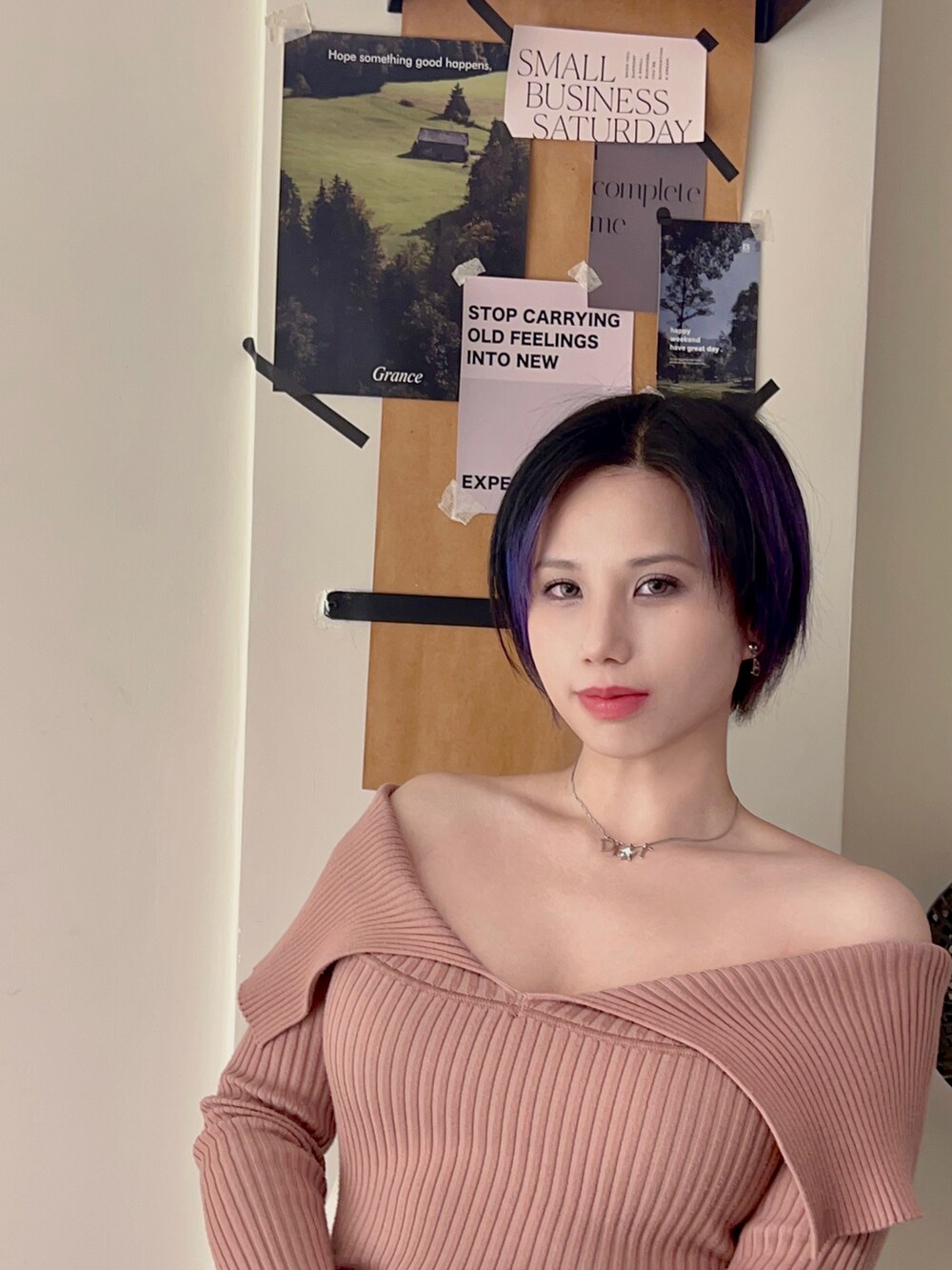 ピンク系のワンピース、ブラウン系のショルダーバッグ、ブラック系のローファーを着用したレディースの冬コーディネートの4枚目の写真