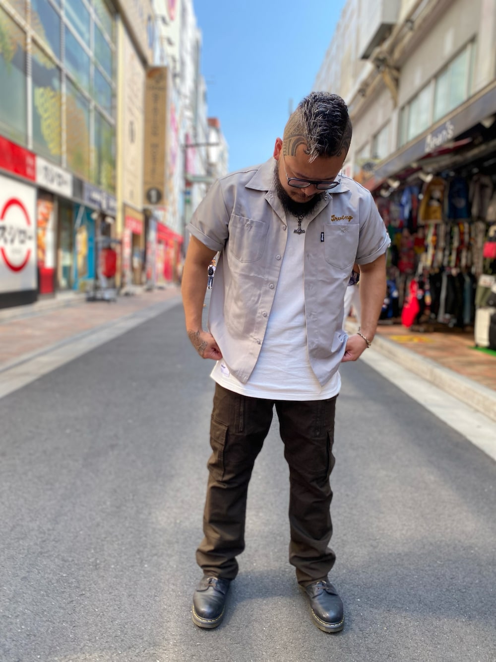 グレー系のシャツ/ブラウス、ブラウン系のカーゴパンツを着用したメンズの夏コーディネートの2枚目の写真