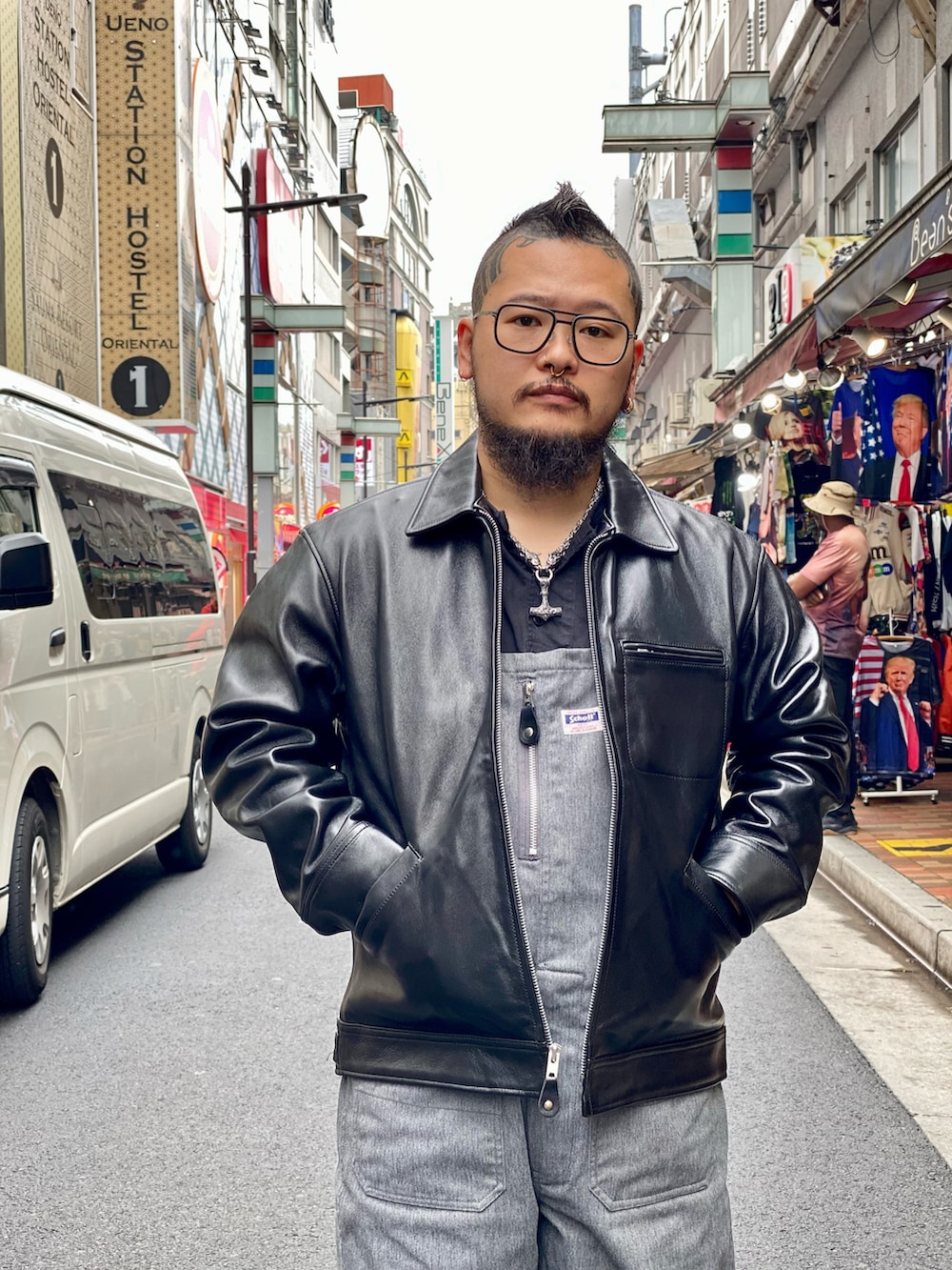 「大人カジュアル、秋のコーデ、AVIREX、ootd、オーバーオール、いいね、save、フォローお願いします🤑、おしゃれさんと繋がりたい、レザー、ライダース、SCHOTT」｜「schottのSchott/ショット/LEATHER TRACKER JACKET/レザートラッカージャケット（ライダースジャケット、ブラック系）」を使った、ᛚᛁᛚᛚᛖ ᛒᛖᚱᛋᛖᚱᚴᚱさん（メンズ・166cm）の秋コーディネートの3枚目の写真